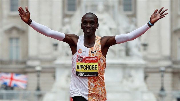 Kesk bec Eliud Kipchoge slav triumf v Londnskm maratonu.
