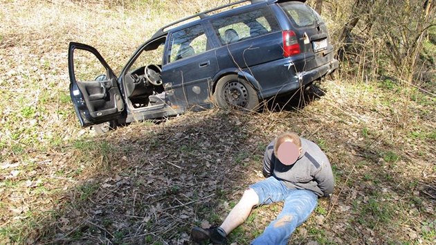 Mu skonil s autem po honice s celnky v potoce u kempu Peklo u Trutnova (16. 4. 2019).