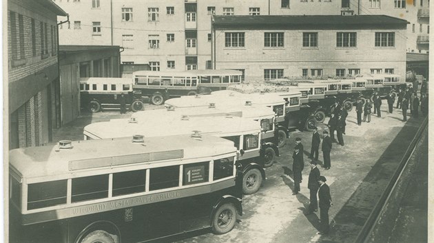 Celkové pohledy do vnitrobloku autodrah ve Škroupově ulici čp. 726, kde stojí autobusy Tatra a Škoda, kolem roku 1930.