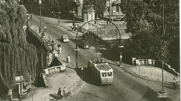 Pražský most přes Labe a královéhradecké věže s trolejbusem VETRA-ČKD č. 53 v roce 1953