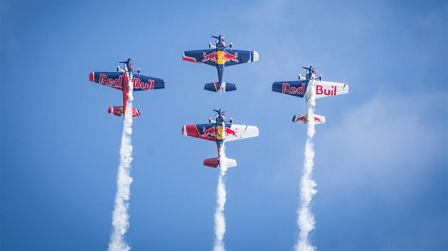 Bhem leteckho dne v Plasch vystoup tak esk akrobatick letka The Flying Bulls Aerobatics Team.