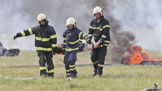 Pilot dopravnho letadla se kvli zvad na motoru pokusil nouzov pistt na letiti v Lnch na Plzesku. Na palub v t dob bylo 80 pasar. Natst lo jen o cvien sloek IZS. (26. 4. 2019)