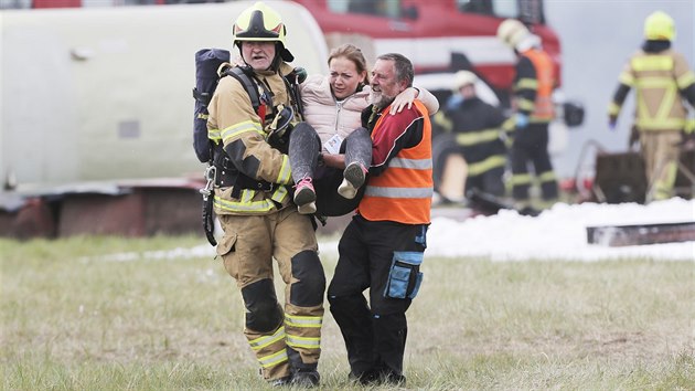 Pilot dopravnho letadla se kvli zvad na motoru pokusil nouzov pistt na letiti v Lnch na Plzesku. Na palub v t dob bylo 80 pasar. Natst lo jen o cvien sloek IZS. (26. 4. 2019)