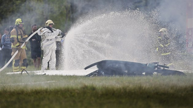 Pilot dopravnho letadla se kvli zvad na motoru pokusil nouzov pistt na letiti v Lnch na Plzesku. Na palub v t dob bylo 80 pasar. Natst lo jen o cvien sloek IZS. (26. 4. 2019)