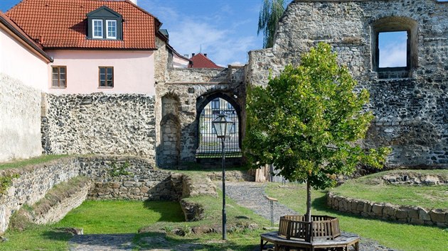 Soust historickho centra esk Lpy je vodn hrad Lip, kter zaloil rod Ronovc koncem 13. stolet na ostrov mezi slepmi rameny eky Plounice. Po rozshl revitalizaci znovu otevel brny nvtvnkm. 