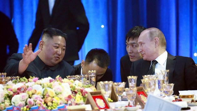 Severokorejsk dikttor Kim ong-un s Vladimirem Putinem na nvtv Ruska (25. dubna 2019)