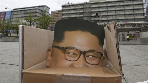 Demonstranti v maskch Donalda Trumpa, Kim-ong-una a jihokorejskho prezidenta Mun e-ina protestovali za mr na Korejskm poloostrov u ambasdy USA v jihokorejskm Soulu. (26. dubna 2019)