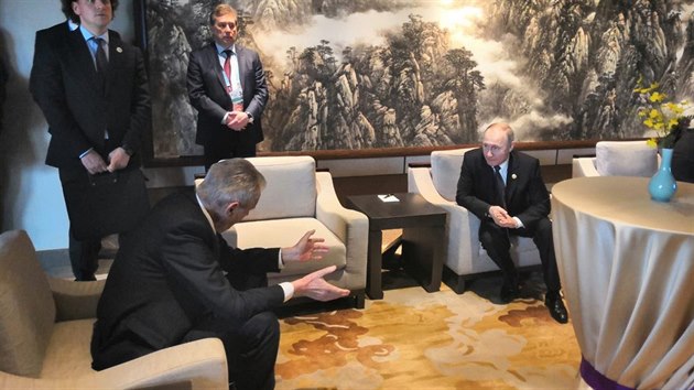Prezident Milo Zeman se na konferenci v Pekingu vnovan projektu nov Hedvbn stezky krtce seel s ruskm prezidentem Vladimirem Putinem. (27. dubna 2019)