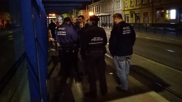 T�m�� ka�d� des�t� �lov�k jezd� po Ostrav� hromadnou dopravou bez zaplacen�. Vypl�v� to z v�sledk� kontrol a potvrdil to i dubnov� no�n� z�tah na �ern� pasa��ry.