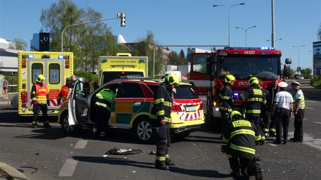 K vn nehod dolo na praskm Chodov. Na kiovatce ulic Trkova a Senohrabsk se srazilo hasisk auto s osobnm.