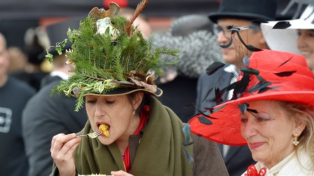 Dnem evropské šlechty začala 27. dubna 2019 na karlovarském hipodromu jubilejní 120. dostihová sezona. Součástí programu byla také tradiční soutěž klobouků.