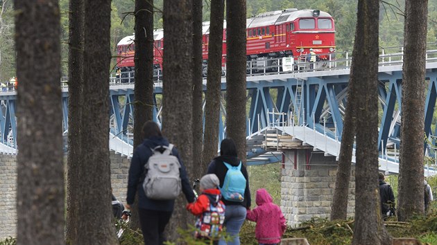 Nov eleznin most pes pehradu Hracholusky na Plzesku proel 27. dubna 2019 zatkvac zkoukou. Najely na nj ti tk lokomotivy "Sergej".
