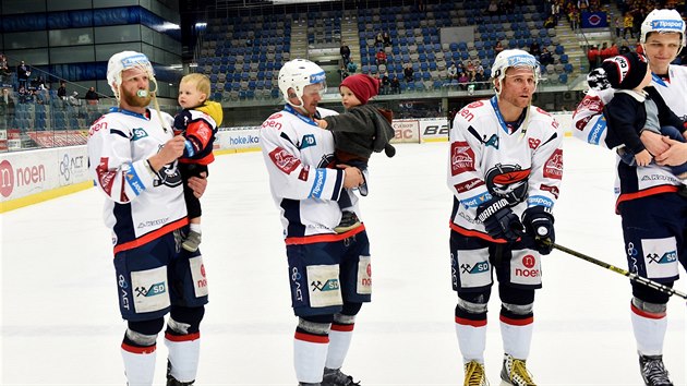 Chomutovští hokejisté se loučí s diváky po skončené sezoně.