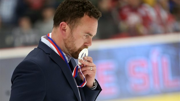 Trenr libereckch hokejist Filip Pen si i pes hokost porky cen stbrn medaile.