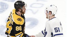 PO BOJI. David Pastrák (vlevo) z Bostonu a  Jake Gardiner z Toronta po sedmém...