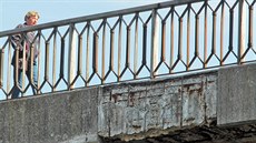 Detail pokozené ímsy Chebského mostu pes eku Ohi v Karlových Varech