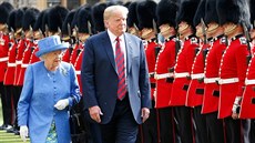 Britská královna Albta II. a americký prezident Donald Trump pi setkání na...