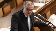 Předseda poslaneckého klubu TOP 09 Miroslav Kalousek hovoří na mimořádné schůzi...