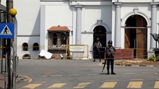 Policisté hlídkují ped kostelem, na který v nedli zaútoili teroristé. (24....