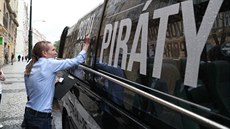 Pedseda Pirát Ivan Barto pedstavil volební autobus. (29. dubna 2019)