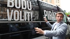Volební autobus podepsal i lídr kandidátky Marcel Kolaja. (29. dubna 2019)