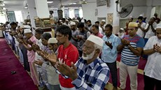 Muslimové se modlí v meit ve srílanském Kolombu. (26. dubna 2019)