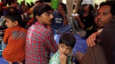 Pákistántí muslimové z komunity Ahmedi se seli v muslimském centru ve...