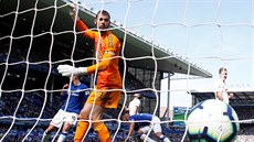 Branká� David De Gea (Manchester United) se ohlí�í za mí�em, který v utkání s...