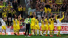 Fotbalisté Dortmundu děkují svým fanouškům za podporu po skončení vítězného...