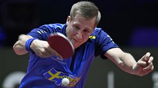 védský stolní tenista Mattias Falck hraje bekhend na mistrovství svta v...