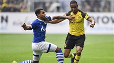 Weston McKennie ze Schalke (vlevo) napadá Abdoua Dialla z Borussie Dortmund.