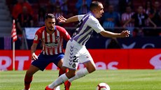 Nacho Martinez z Realu Valladolid (vpravo) utíká s míem z dosahu Kokeho z...