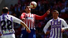 Álvaro Morata z Atlética Madrid (uprosted) si zpracovává mí v utkání s Realem...