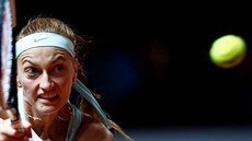 Petra Kvitová se soustedí na bekhend v semifinále turnaje v Stuttgartu.