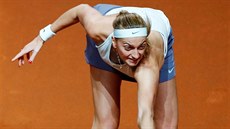 Petra Kvitová dobíhá míek v semifinále turnaje ve Stuttgartu.