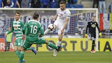 Tomá� Zajíc ze Slovácka (vpravo) a Martin Dostál z Bohemians se st�etávají v...