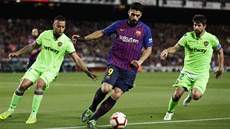 Luis Suárez z Barcelony (uprosted) uniká s míem fotbalistm Levante Rubenu...