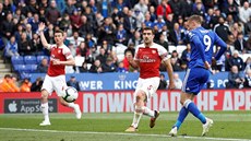 Jamie Vardy z Leicesteru (v modrém) stílí gól v zápase proti Arsenalu.