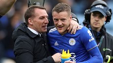 Trenér Leicesteru Brendan Rodgers a útoník Jamie Vardy se radují z vítzství...