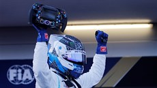 Valtteri Bottas z Mercedesu se raduje z vítzství na Velké cen Ázerbájdánu.