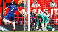 Marcos Alonso z Chelsea (vlevo) prostřeluje brankáře Manchesteru United Davida...