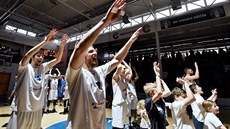 Basketbalisté Děčína se radují z vyhraného zápasu ve čtvrtfinále play off NBL...
