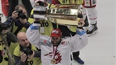 Brankář Třince Šimon Hrubec oslavuje vítězství v hokejové extralize.