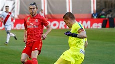 Gareth Bale z Realu Madrid (vzadu) a Alberto Garcia z Vallecana bhem zápasu...