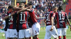 Fotbalisté Bologni oslavují jeden z gól do sít Sampdorie. V hlouku se raduje...