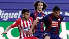 Angel Correa (vlevo) z Atlétika Madrid bojuje o mí s Josem Angelem z Eibaru.