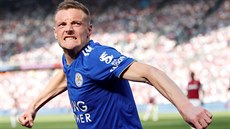 Jamie Vardy, kanonýr Leicesteru, se raduje ze svého gólu.