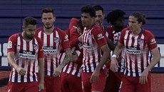 Fotbalisté Atlétika Madrid oslavují vítzný gól, který vstelil Thomas Lemar...