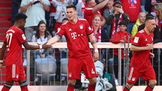 Fotbalisté Bayernu Mnichov oslavují gól Niklase Süleho (uprosted).