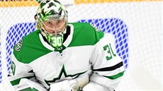 Ben Bishop, gólman Dallasu, zasahuje v utkání play-off proti Nashvillu.